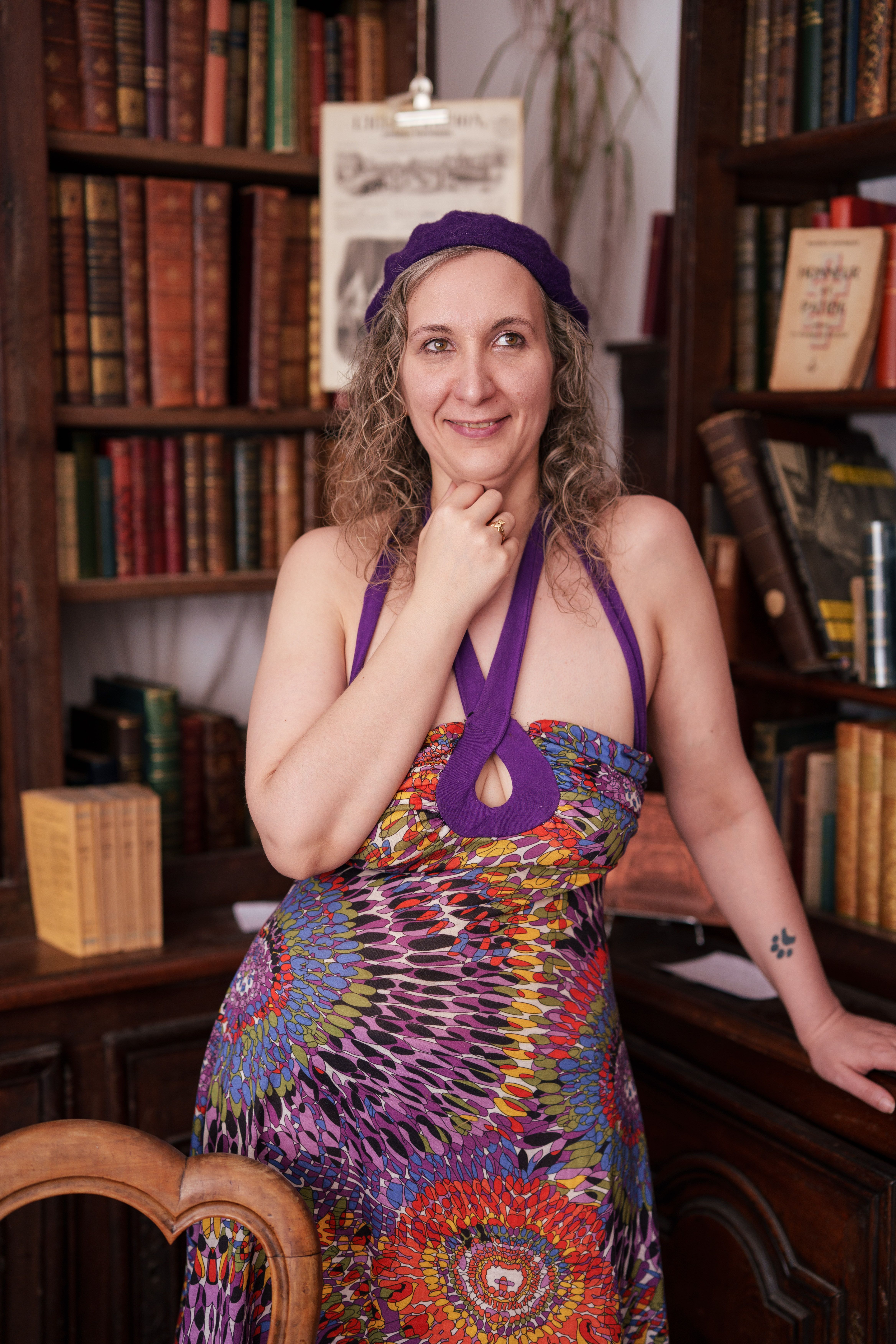 Portrait de La Gardienne dans la librairie